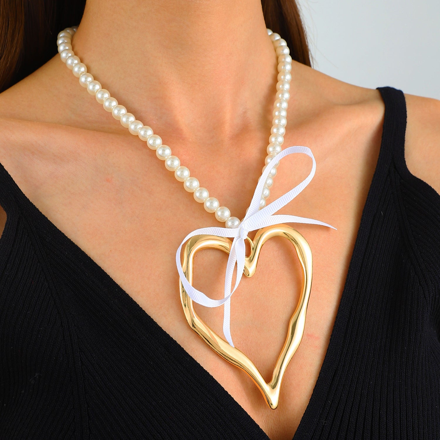 Wholesale Heart-shaped hollow pendant necklace